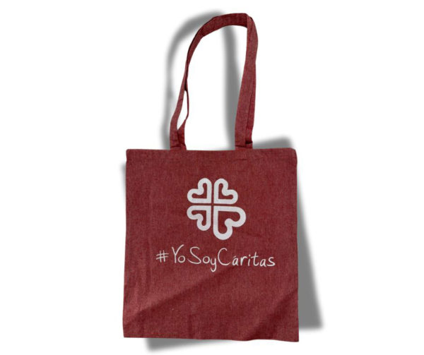 Bolsa de tejido de algodón en rojo-fresa con logo de Caritas y hashtag #YoSoyCáritas en blanco