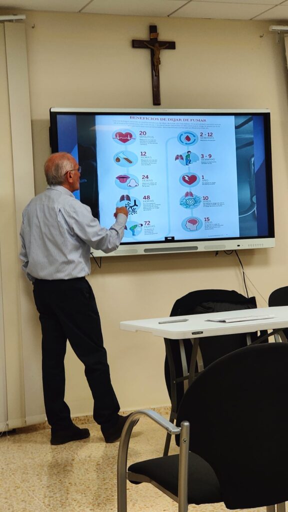 El Dr. Plácido Orosa en su charla abierta "El coste invisible del tabaquismo"