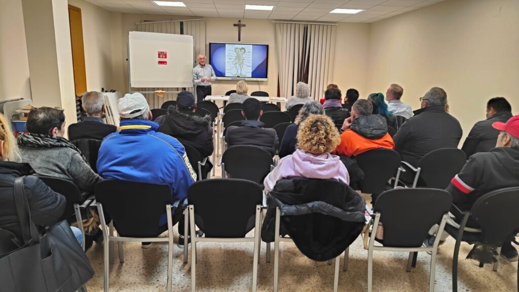 Unas 25 personas asistieron a la charla abierta sobre tabaquismo organizada por Cáritas, Proyecto Hombre y el Ayuntamiento de Gandia