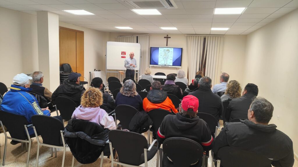 El Dr. Orosa anima a los asistentes a participar del taller de tabaquismo que comenzará el 19 de febrero