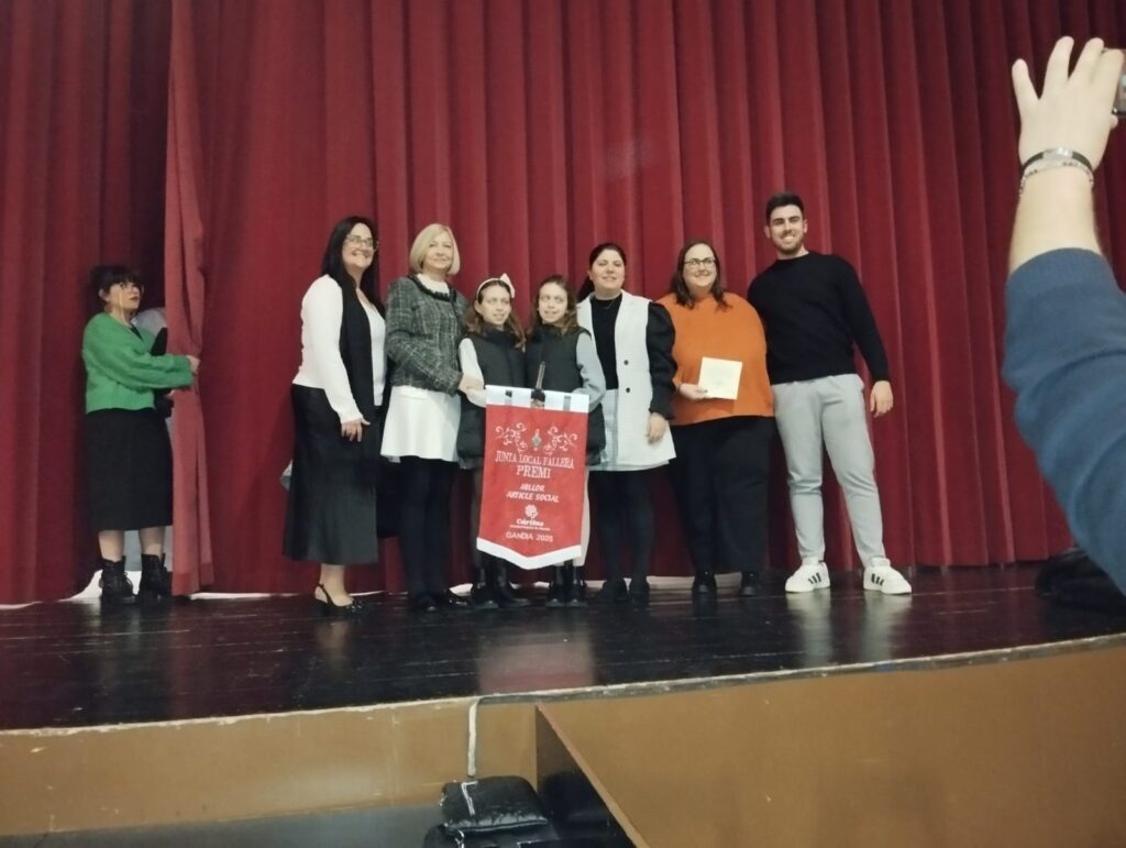 La directora de Cáritas Gandia, Maite Boscá, hizo entrega del Primer Premio a la falla Marqués de Campo-Perú por su artículo de carácter social