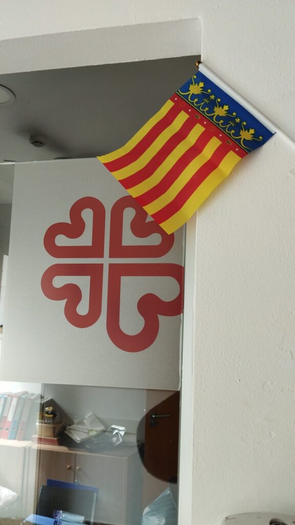 Participantes del Centro de Atención Integral para personas sin hogar decoraron las instalaciones para estas fallas