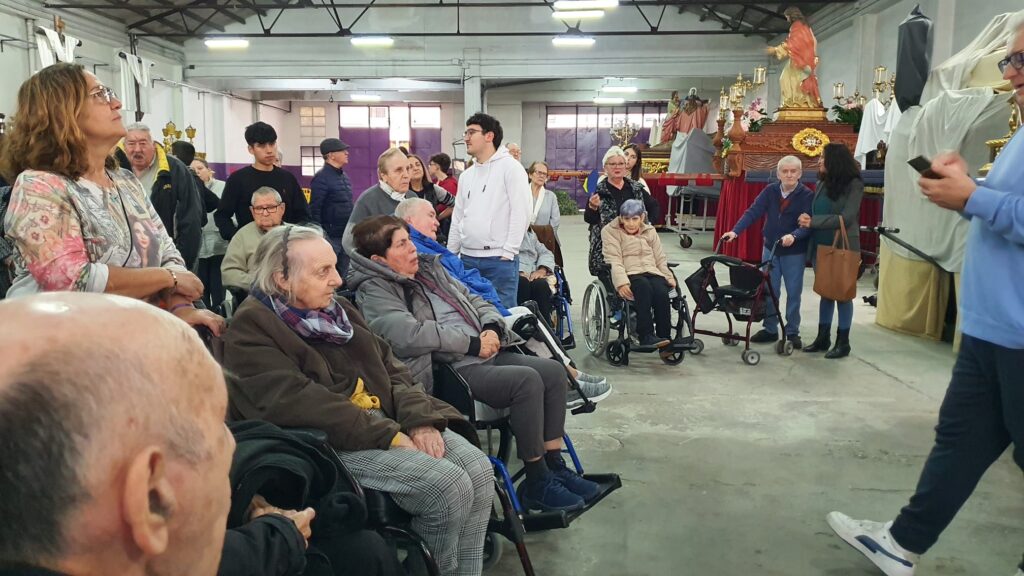 Participantes de todos los programas de Cáritas Gandía tuvieron la oportunidad de disfrutar de una visita muy especial al Museo de la Semana Santa de nuestra ciudad. Esta experiencia fue una oportunidad única para conocer de cerca la riqueza cultural, histórica y religiosa de una de las tradiciones más emblemáticas de Gandía.