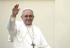 Con profundo respeto y gratitud, Cáritas Interparroquial de Gandía recuerda la bendición personal del Papa Francisco, recibida en 2019 con motivo de nuestro 50º aniversario. Este emotivo gesto, en forma de un mensaje escrito y un vídeo, ha sido un hito memorable para nuestra comunidad y una fuente constante de inspiración en nuestra labor diaria. Foto: Vatican News