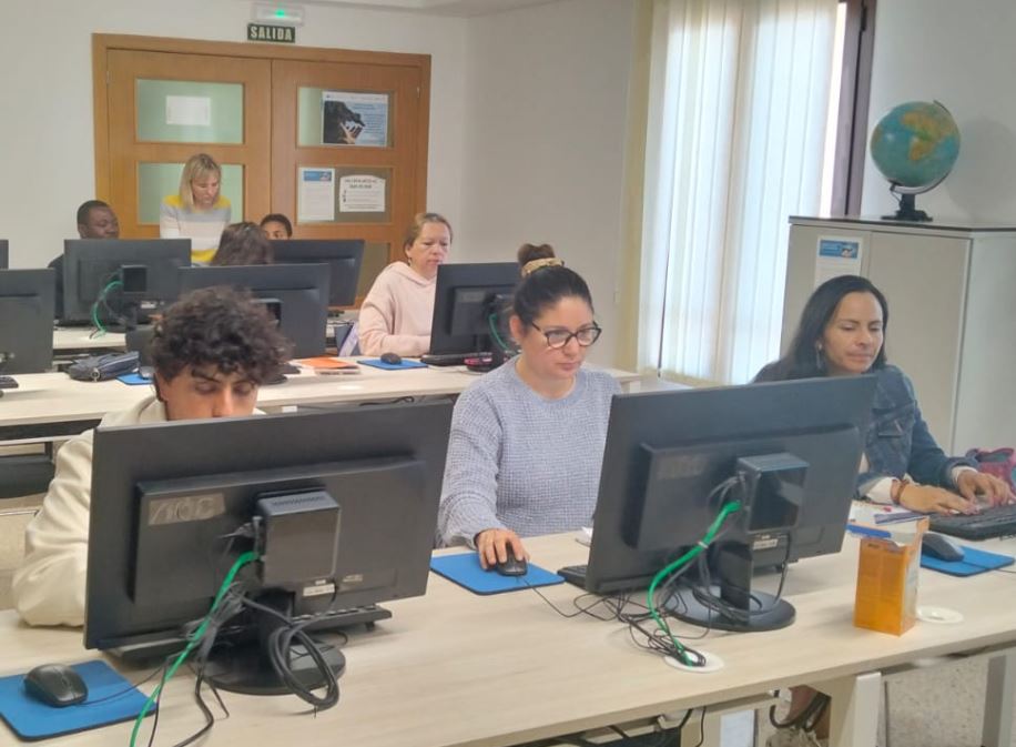 Desde nuestro programa de Empleo, estamos convencidos de que la formación es un pilar fundamental para el crecimiento profesional. Por eso, seguimos ofreciendo cursos adaptados a las necesidades de las personas que acompañamos. En abril de 2025, lanzamos una nueva edición de un curso que, año tras año, ha demostrado ser una herramienta eficaz y práctica para quienes quieren fortalecer sus habilidades digitales y ampliar sus oportunidades laborales. Para muchos de los participantes, ha sido una experiencia transformadora.