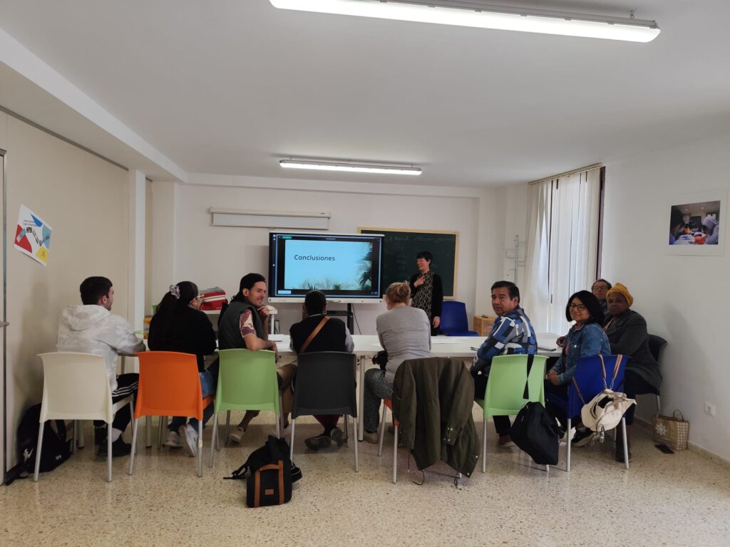 El curso de imagen personal representa una herramienta fundamental para aquellas personas que se encuentran en búsqueda activa de empleo, ya que proporciona las claves necesarias para afrontar con seguridad y confianza una entrevista de trabajo. Pilar se encarga de guiar a los participantes en aspectos esenciales relacionados con la presentación personal, transmitiendo consejos prácticos sobre cómo vestirse adecuadamente según el tipo de puesto al que se postulen, así como en otras situaciones de la vida cotidiana en las que la imagen también juega un papel relevante.
