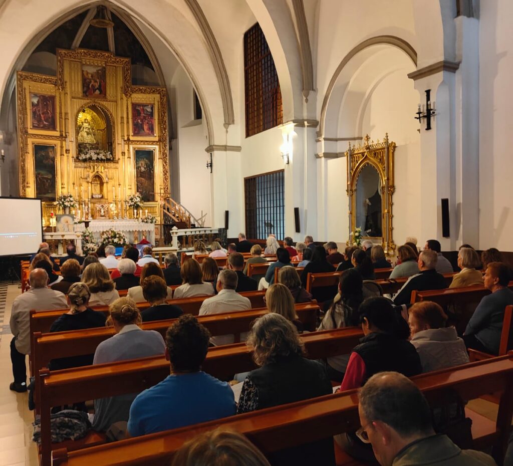 El viernes 25 de abril nos unimos en el Convento de Santa Clara para rezar un emotivo Santo Rosario por el alma del Papa Francisco. "El Rosario es la oración que acompaña siempre mi vida. También es la oración de los sencillos y de los santos. Es la oración de mi corazón”, decía el Santo Padre. 🙏 Que su luz siga guiándonos en el camino de la caridad que abre camino a la esperanza. 🕊️❤