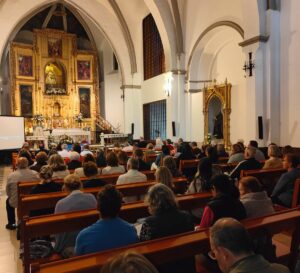 El viernes 25 de abril nos unimos en el Convento de Santa Clara para rezar un emotivo Santo Rosario por el alma del Papa Francisco. "El Rosario es la oración que acompaña siempre mi vida. También es la oración de los sencillos y de los santos. Es la oración de mi corazón”, decía el Santo Padre. 🙏 Que su luz siga guiándonos en el camino de la caridad que abre camino a la esperanza. 🕊️❤