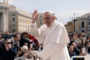 Con profundo dolor, desde Cáritas Gandía nos unimos al luto de toda la Iglesia por el fallecimiento de Su Santidad el Papa Francisco, ocurrido este 21 de abril a las 7:35 AM. El Papa de la ternura, de la justicia social, del encuentro, ha regresado a la Casa del Padre, dejando tras de sí una huella imborrable en la historia de la Iglesia y en los corazones de millones de personas en todo el mundo.
