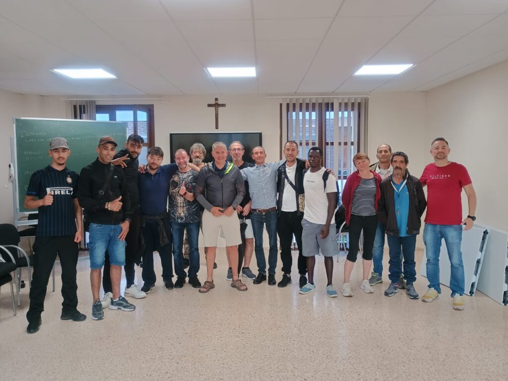 Álex Florensa, más conocido como "el Recuperapersonas" brindó su testimonio como adicto recuperado a los participantes del Centro de Día de Cáritas Gandía