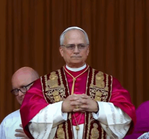 El Papa León XIV tiene un perfil pastoral, cercano a las periferias. Su mensaje de unidad y servicio han sido recibidos con esperanza por millones de fieles.