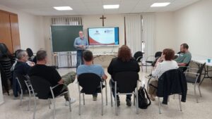 El miércoles 30 de abril, el equipo del área de Personas Sin Hogar de Cáritas Gandía participó en una valiosa capacitación sobre adicciones, impartida por @proyectohombreoficial