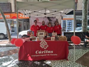El martes 17 de junio, en el marco de la Semana de Caridad, hemos realizado un acto de sensibilización en calle en el Paseo Germanías, a la altura del Mercadillo.