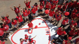Cáritas Gandía en su acto de sensibilización y gesto público en la Plaza de los Palomitos