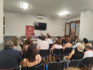 Cáritas Interparroquial de Gandía ha organizado con éxito un coloquio sobre Inmigración en Valencia y presentación del nuevo libro de la matrona y escritora Virginia Ten.
