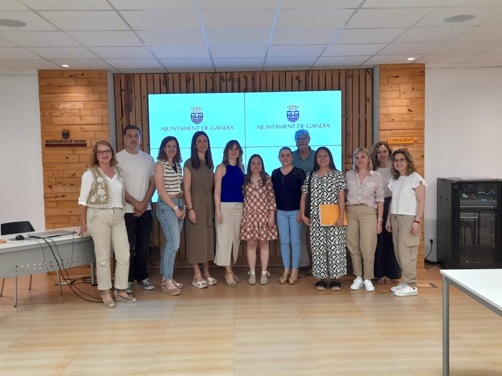 El Equipo Técnico de Empleo Inclusivo de Cáritas Gandía ha participado en una reunión junto a otras entidades sociales del entorno con Urbalab Gandia, un espacio público de referencia en materia de empleo, emprendimiento y nuevas tecnologías.
