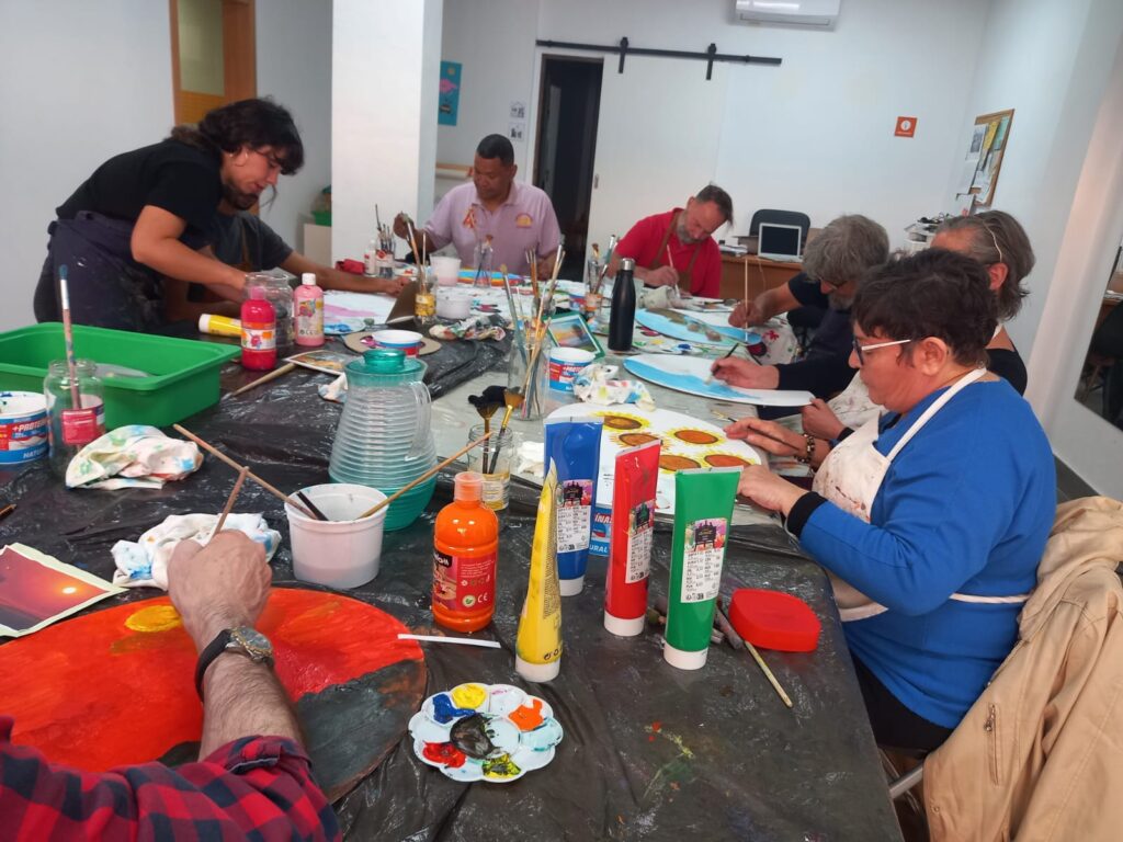 Cáritas Interparroquial de Gandía, en colaboración con la Asociación Gaudim, llevó a cabo un Taller de Arte para personas adultas, con el objetivo de fomentar la inclusión social a través de la expresión artística.