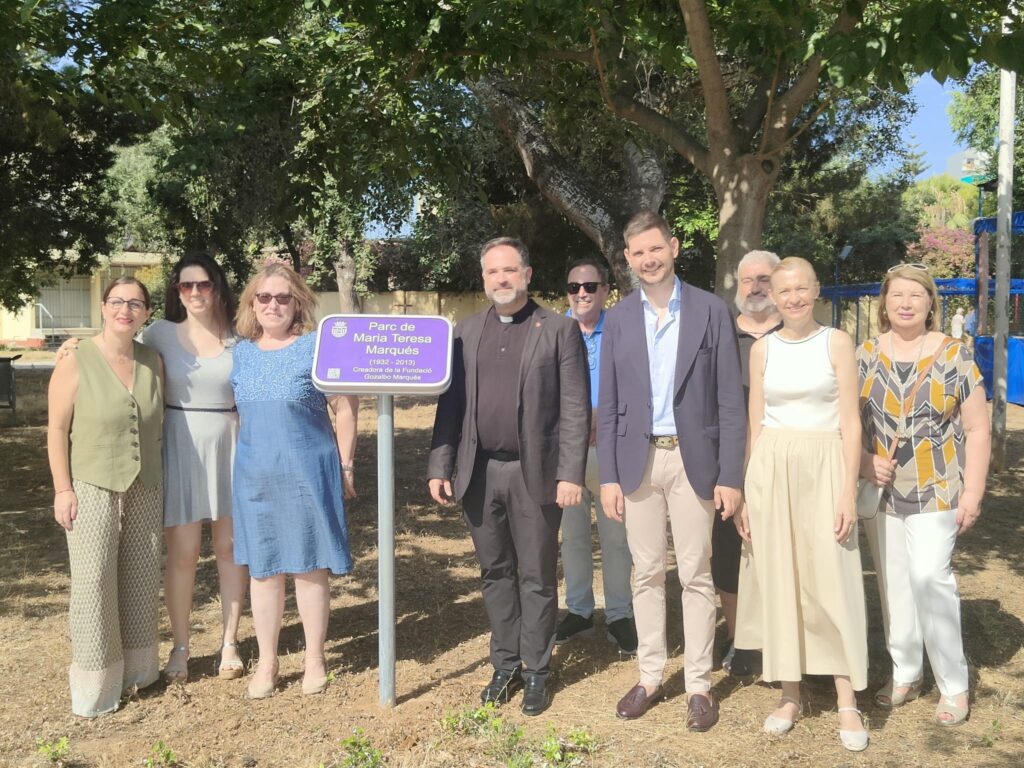 Cáritas Interparroquial de Gandía ha inaugurado una placa en memoria de María Teresa Marqués en la playa de Gandía