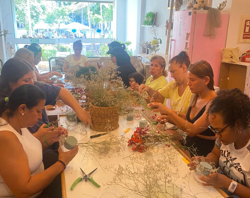 En Cáritas Gandía hemos dictado un Taller de Floristería que ha sido todo un éxito.