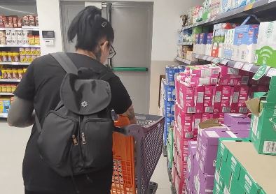 Con las Tarjetas Solidarias de Cáritas, las familias más vulnerables de Gandía pueden hacer su compra con autonomía y dignidad