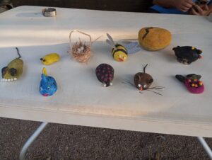 Taller de pintura con piedras en el CAI