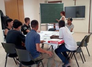 Taller de Castellano impartido por Cáritas Gandía para favorecer el empleo de personas migrantes