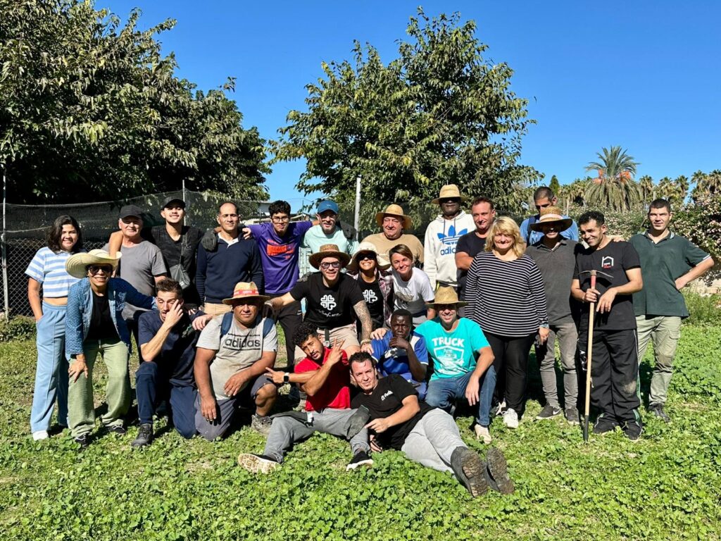Jornada de convivencia en el Huerto del CAI de Cáritas Gandía