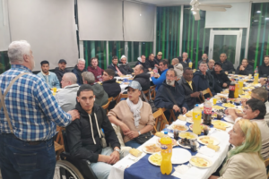 El 24 de diciembre 60 personas, acompañadas por 6 voluntarios/as celebramos la Navidad como una gran familia en el CAI de Cáritas Gandía.