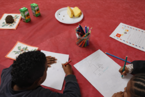 Cáritas Interparroquial de Gandía, junto a Grupo Peisa, impulsa una nueva edición de la campaña solidaria “Sonrisas desde el corazón. Hagamos magia juntos. Ellos ponen la ilusión, nosotros la hacemos realidad”, una iniciativa creada para que la ilusión de la Navidad llegue también a los niños y niñas cuyos hogares atraviesan momentos difíciles.