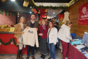 El alcalde de Gandía, José Manuel Prieto, acompañado de varias concejalas, visitó el Rastrillo Solidario de Cáritas Gandía, un espacio que permanece abierto durante estas fechas navideñas con el objetivo de promover el consumo responsable y recaudar fondos para los programas sociales de nuestra entidad.
