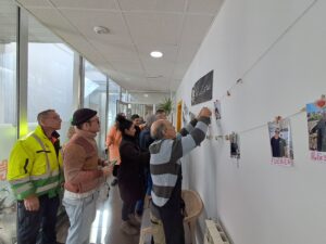 En el Centro de Atención Integral (CAI) hemos vivido recientemente un espacio muy especial de encuentro y reflexión a través del taller “La mirada en los ojos”, una dinámica dinamizada por uno de los voluntarios del centro en la que participaron de manera activa las personas residentes.