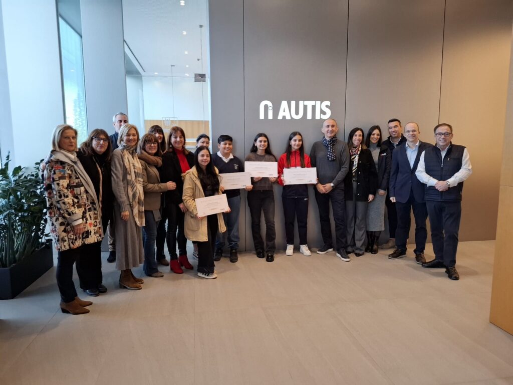 El pasado mes de diciembre se ha realizado la entrega de las Becas AUTIS a cuatro estudiantes de nuestra ciudad, una iniciativa impulsada por AUTIS Ingenieros S.L.U., empresa que forma parte del Programa de Empresas y Entidades con Corazón de Cáritas Gandía.