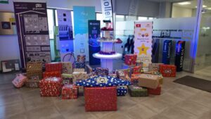 La campaña “Sonrisas desde el corazón” de Cáritas y Grupo Peisa vuelve a llevar ilusión a la Navidad de muchas familias