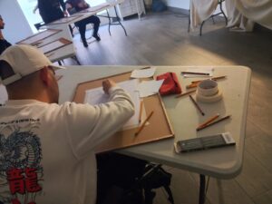 El Taller de Arte para Personas Adultas, desarrollado junto a Gaudim, se realiza todos los viernes, de 11:30 a 13:30 h, entre los meses de octubre y junio.