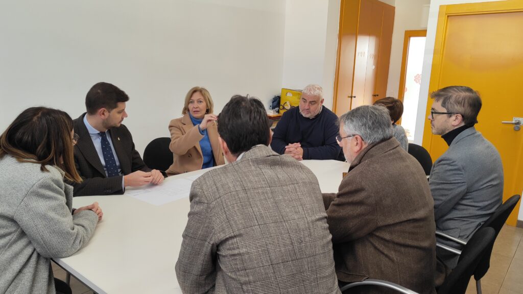 El alcalde, José Manuel Prieto, junto a concejales del Ayuntamiento, visitó el CAI de Cáritas Gandía