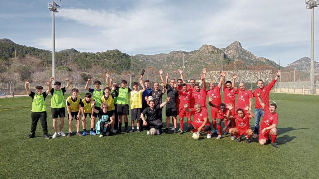 El equipo de Cáritas Gandía y el alumnado del FPB Fusta del IES Tirant lo Blanc compartieron un partido amistoso marcado por el compañerismo, el respeto y el aprendizaje mutuo.