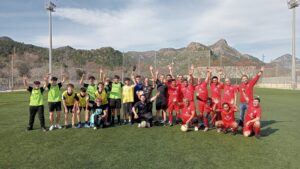 El equipo de Cáritas Gandía y el alumnado del FPB Fusta del IES Tirant lo Blanc compartieron un partido amistoso marcado por el compañerismo, el respeto y el aprendizaje mutuo.