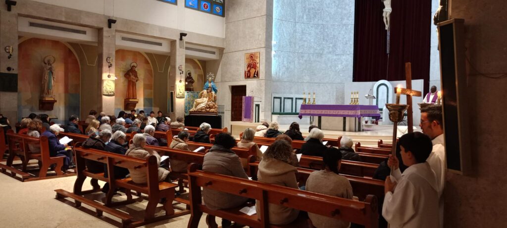 El domingo 8 de marzo hemos vivido un año más nuestro Via Crucis Interparroquial en la Parroquia Cristo Rey