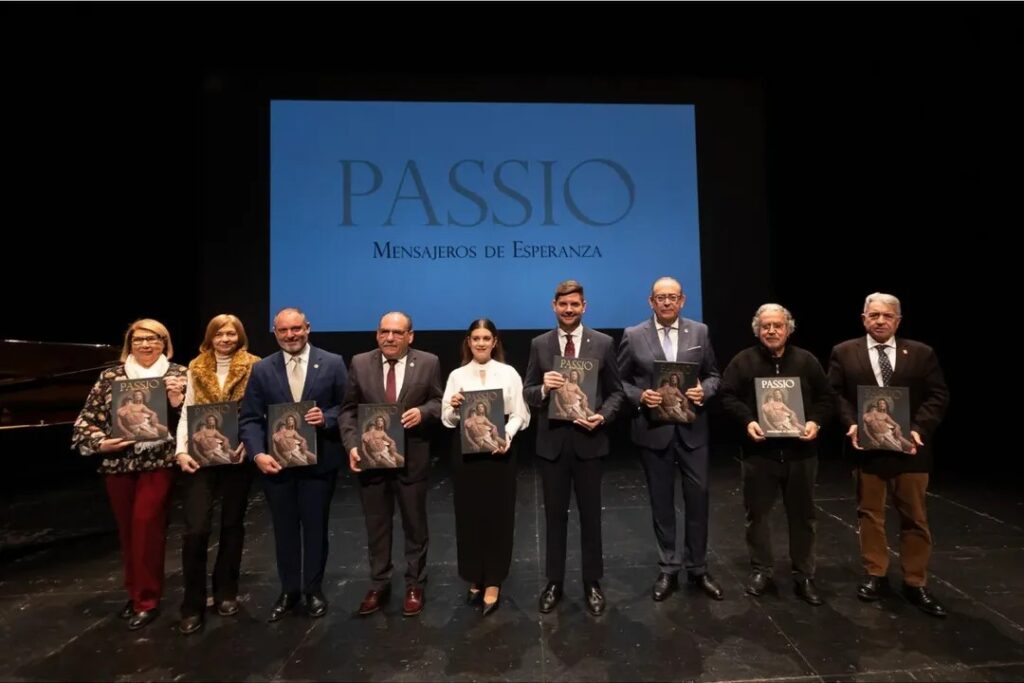 Cáritas Interparroquial de Gandía asistió el pasado sábado a la presentación de la revista Passio 2026, celebrada en el Teatro Serrano, una cita ya emblemática que marca el inicio del camino hacia la Semana Santa gandiense.