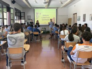 Cáritas Gandía lleva el proyecto “Bibliotecas Humanas” al IES Escola Pia de Gandía