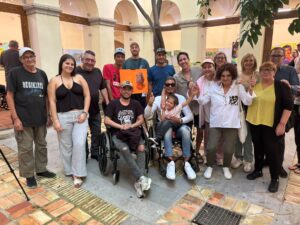 Participantes del Área de Personas Sin Hogar de Cáritas Gandía exponen sus obras en la Biblioteca Central