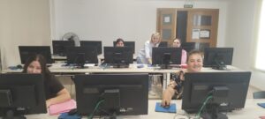 Volvemos a poner en marcha, desde el Programa de Empleo de Cáritas Gandía, el Taller de Informática para la Búsqueda de Empleo, una propuesta práctica dirigida a personas que ya disponen de autorización para trabajar o están próximas a obtenerla, y que quieren prepararse mejor para iniciar su búsqueda laboral. En el acompañamiento diario vemos que muchas personas llegan con experiencia laboral y motivación p