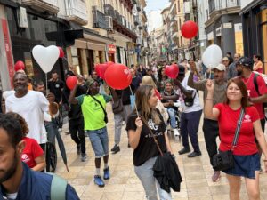 Cáritas Interparroquial de Gandía salió el pasado viernes al centro de la ciudad para celebrar la Semana de Caridad con un pasacalles lleno de alegría, música y comunidad, acompañada por la xaranga A Cassa Lla.