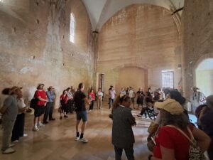Más de 90 personas, entre participantes, voluntariado y equipo técnico de Cáritas Gandía, compartieron una jornada de convivencia pensada para encontrarse fuera de los espacios habituales, disfrutar juntas y seguir fortaleciendo vínculos desde la cercanía.