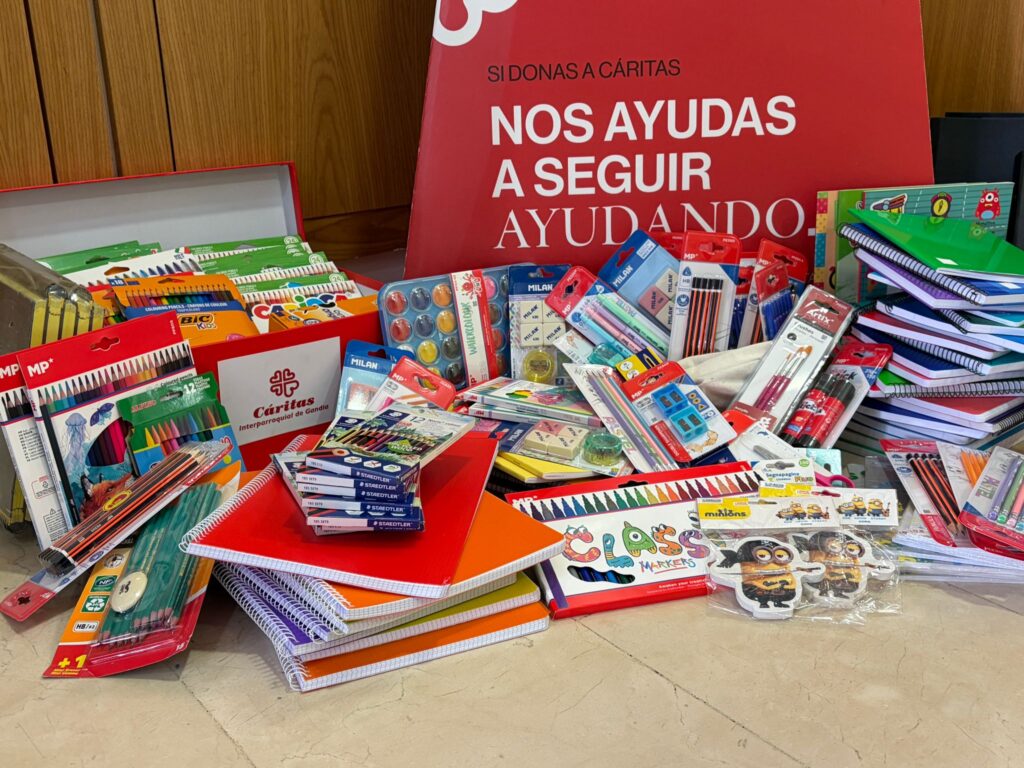 Material escolar recogido en el V Foro Empresarial, a beneficio de Cáritas Gandía