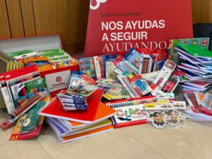 Material escolar recogido en el V Foro Empresarial, a beneficio de Cáritas Gandía