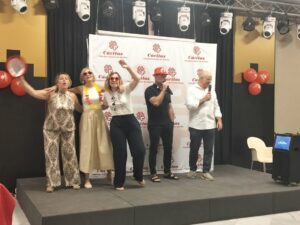 El pasado 6 de julio celebramos nuestro tradicional encuentro de fin de curso, una tarde para reunirnos, compartir y agradecer todo lo vivido durante estos meses junto al personal voluntario, las empresas con corazón, las personas participantes y el equipo profesional que forma parte de la gran familia de Cáritas Gandía.