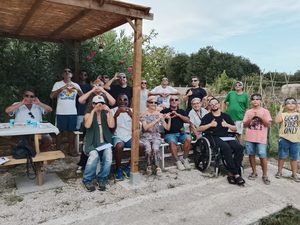 Cáritas Gandía comparte una jornada con personas sin hogar en torno al eclipse solar, con convivencia, reflexión y la dinámica «Que ninguna sombra eclipse tu luz».