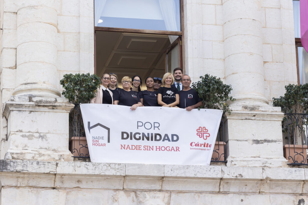 Cáritas Gandia sensibiliza sobre el sinhogarismo en un acto en la plaza del Ayuntamiento