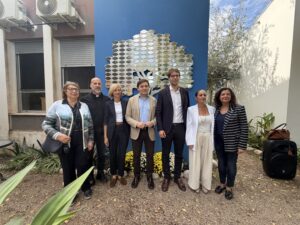 Cáritas Gandia homenajea a diez personas sin hogar fallecidas en el último año y graba sus nombres en el Árbol de la Memoria del CAI.